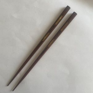 👩‍🦳🥢 Hair chopsticks